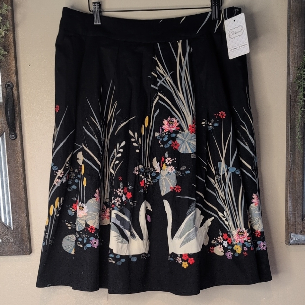 Dressever Boutique Knee-Length A-Line Skirt with Pleats